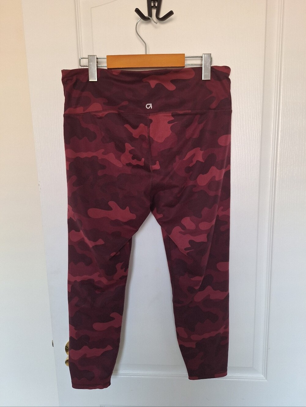 Women's Gap Fit red camo Cropped leggings 23" Length Large